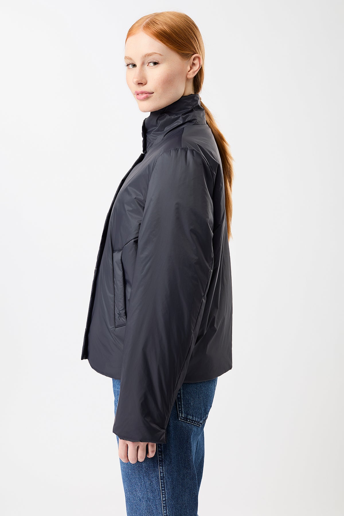 Wattierte Jacke mit kleinem Kragen für Damen in dunkelbau