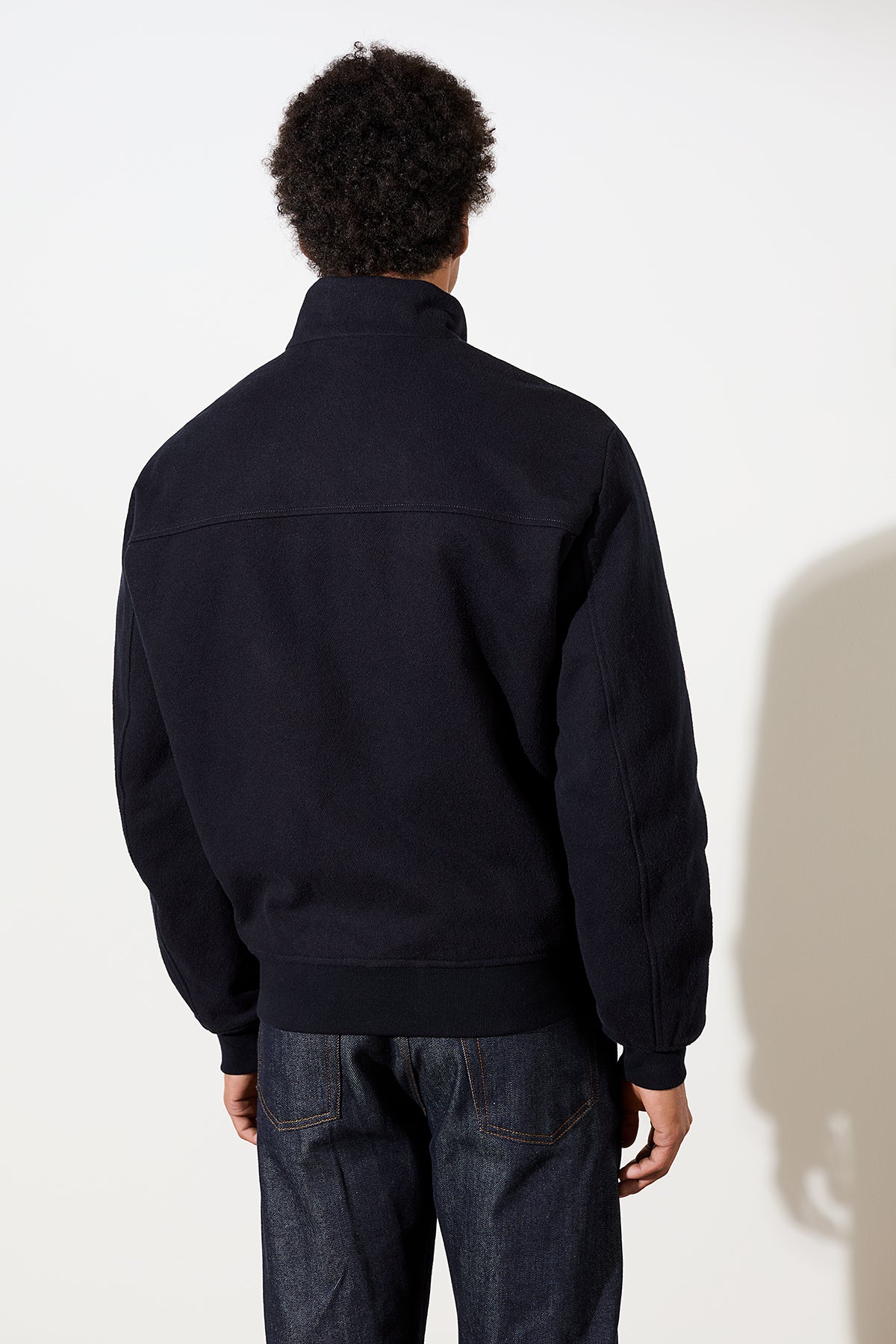 dunkelblaue Bomberjacke mit Stehkragen