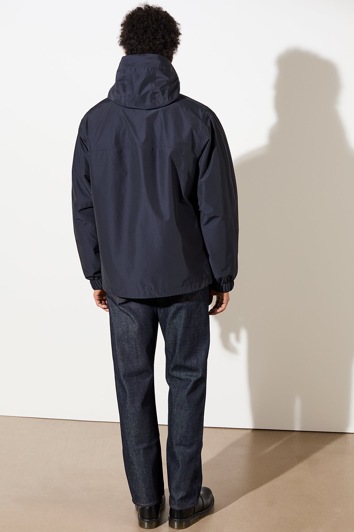 blaue gefütterte Jacke mit Kapuze