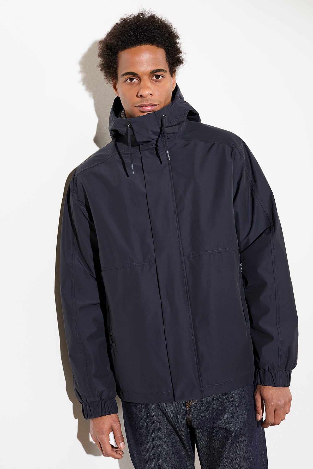 blaue gefütterte Jacke mit Kapuze