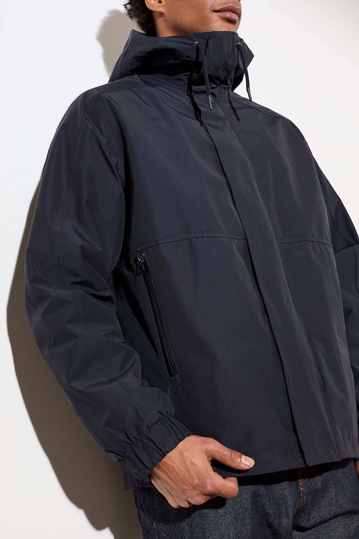 blaue gefütterte Jacke mit Kapuze