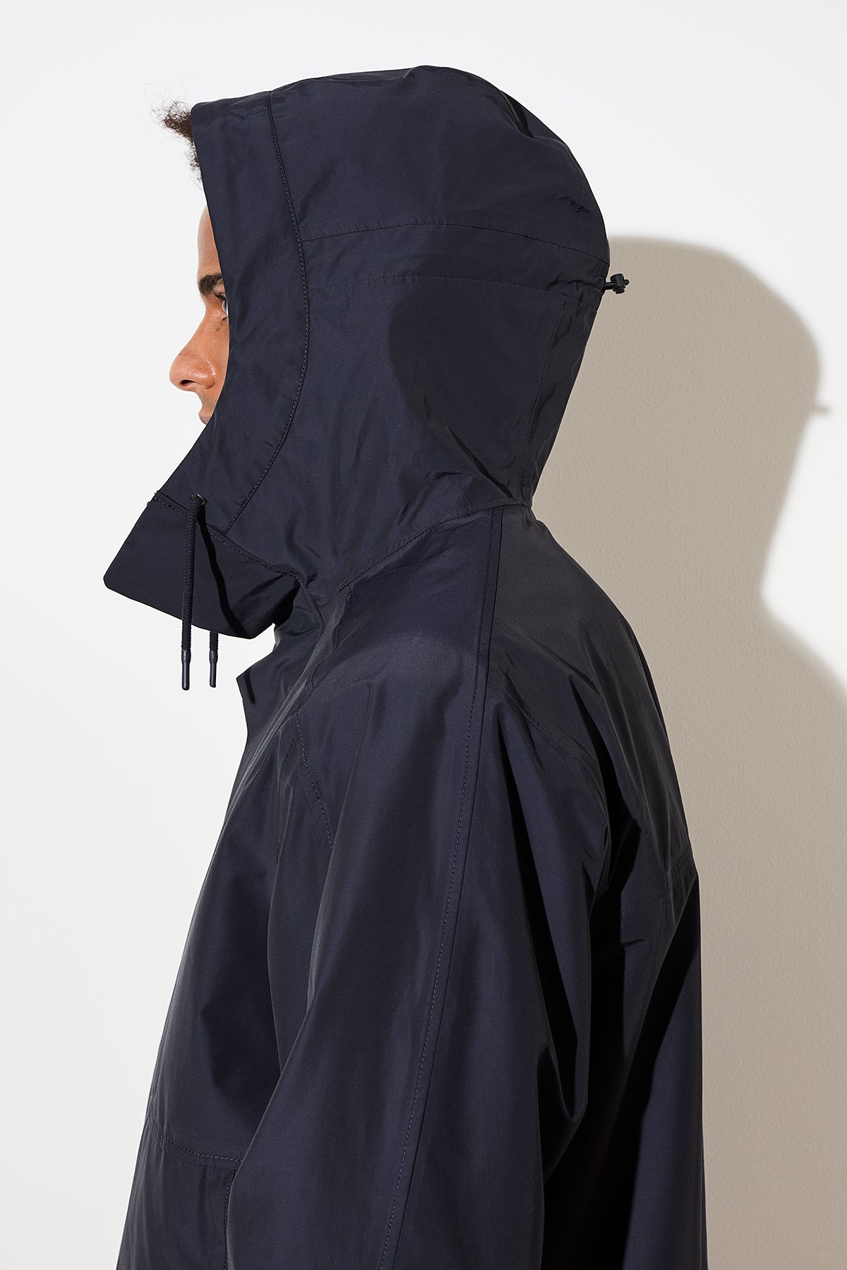 blaue gefütterte Jacke mit Kapuze