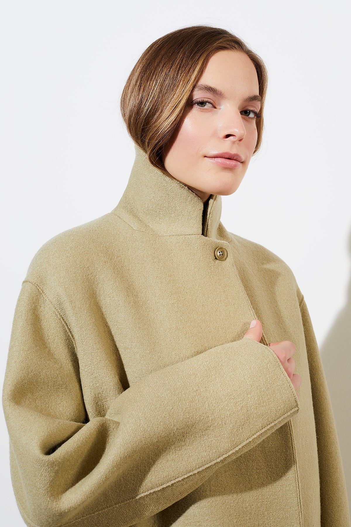 Mantel Coat Deline des Modelabels LangerChen in der Farbe Trail  