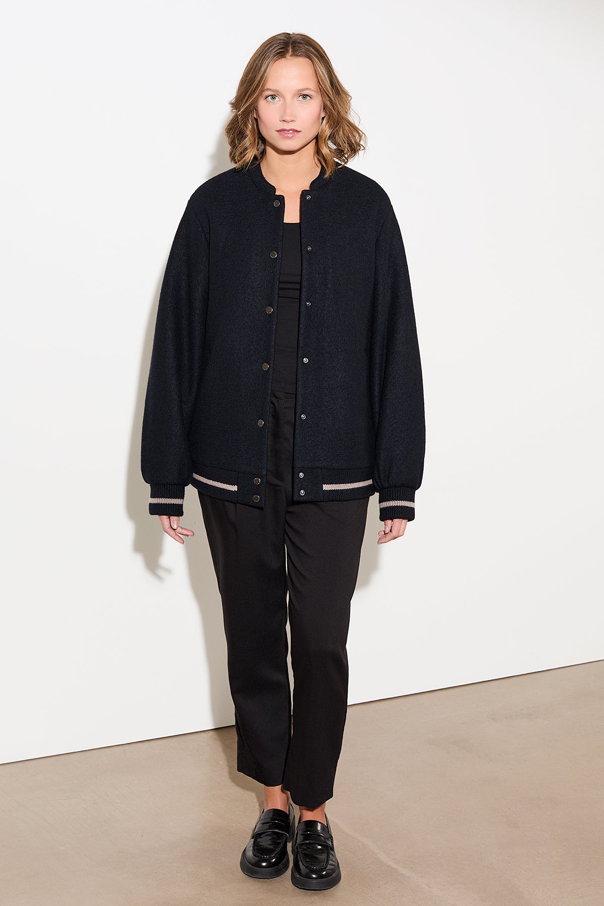 carbon-schwarze Bomberjacke für Damen mit Strickbund und beigem Streifen