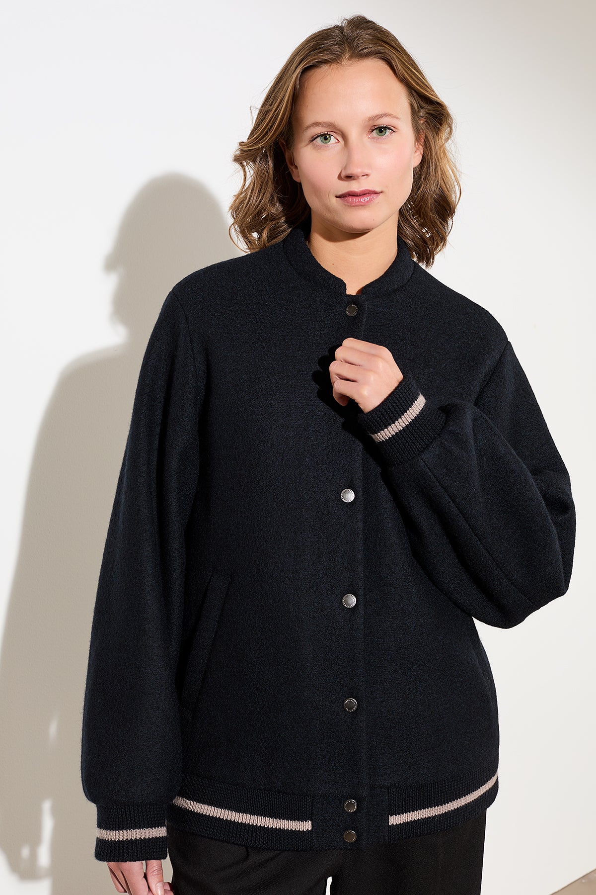 carbon-schwarze Bomberjacke für Damen mit Strickbund und beigem Streifen