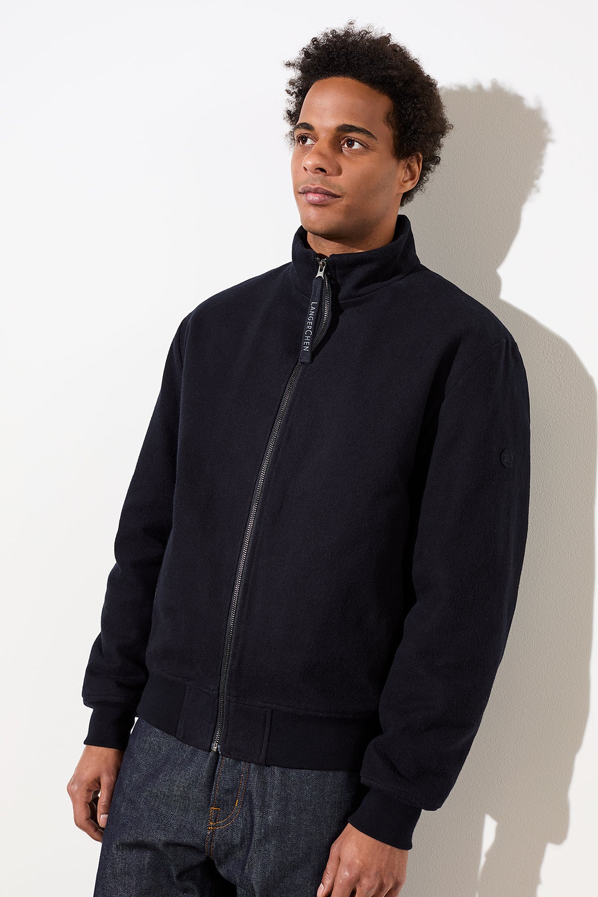 dunkelblaue Bomberjacke mit Stehkragen