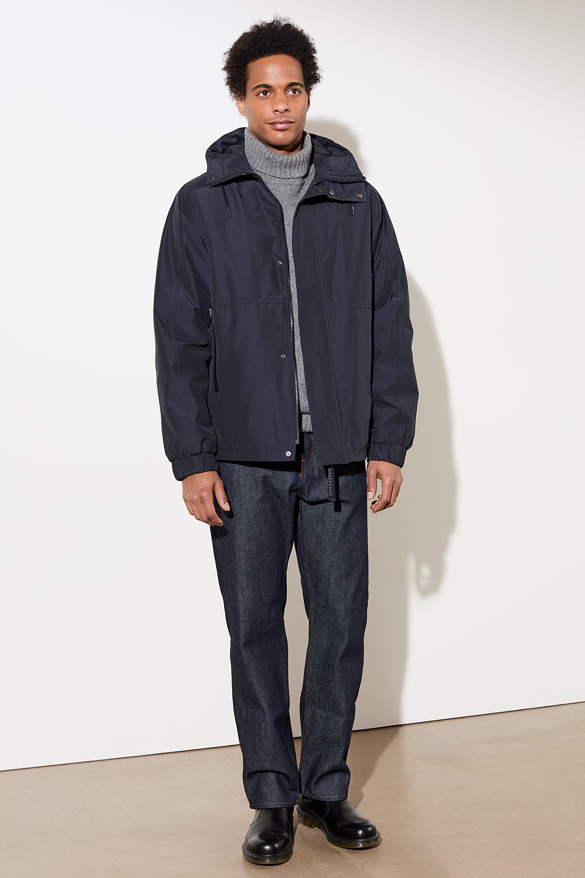 blaue gefütterte Jacke mit Kapuze