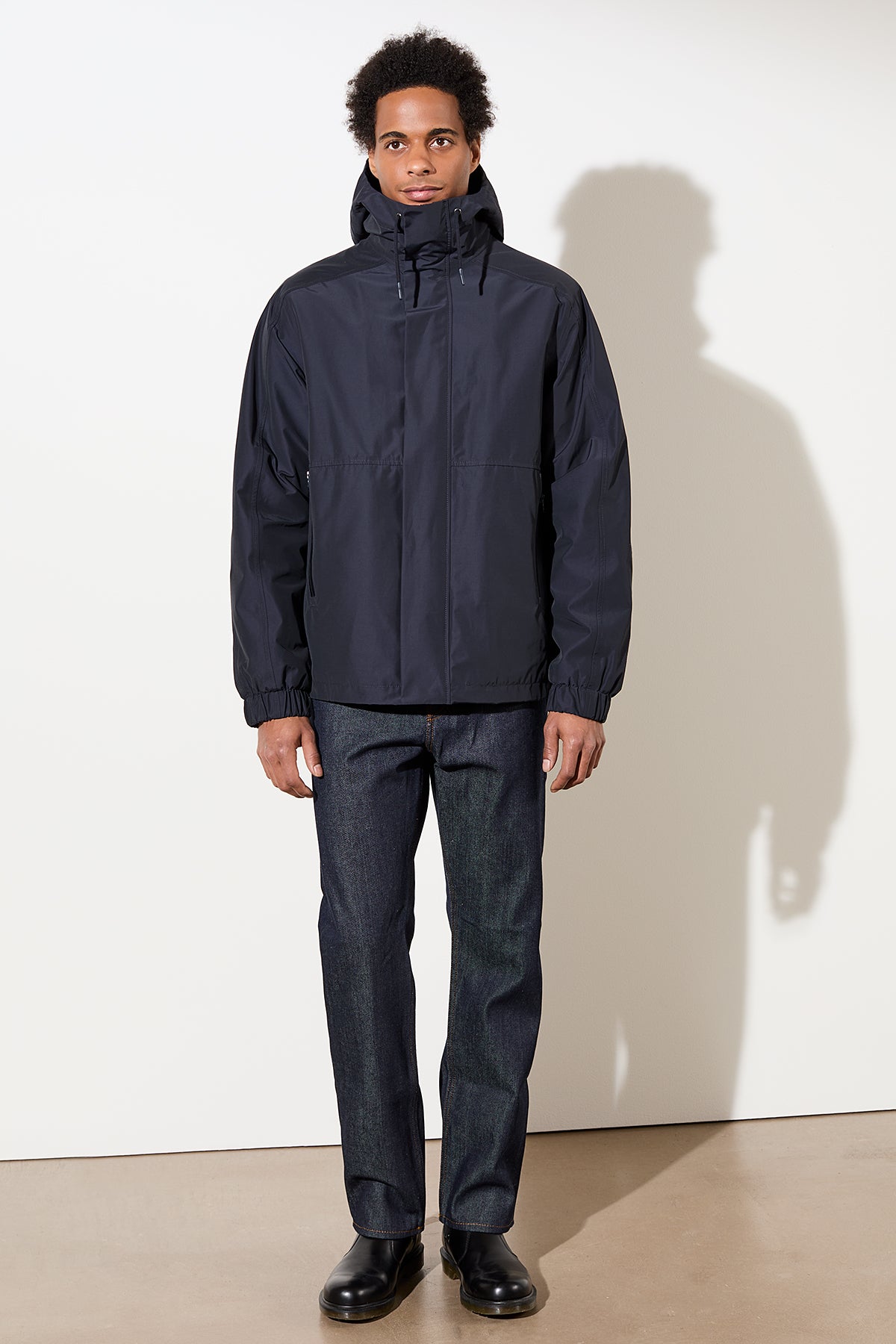 blaue gefütterte Jacke mit Kapuze