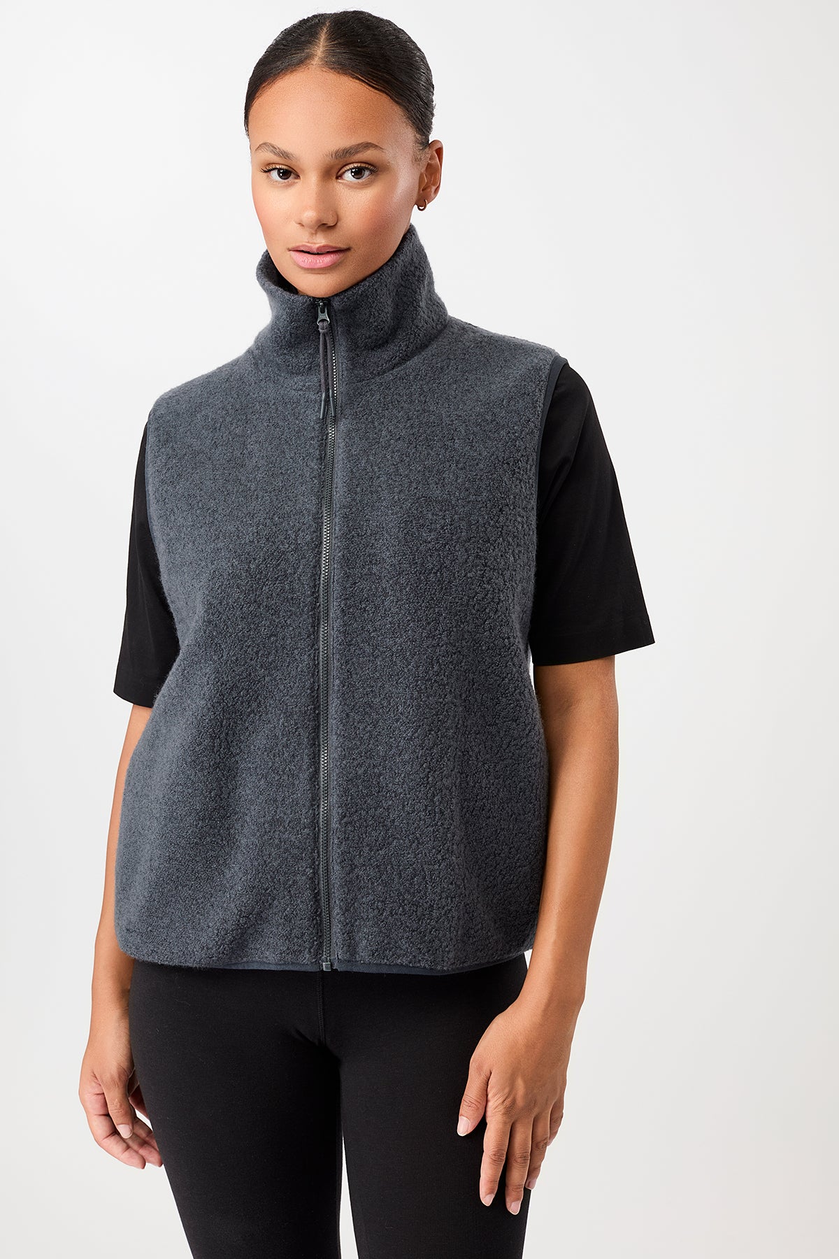 Wollveste für Damen mit hohem Kragen in steingrau